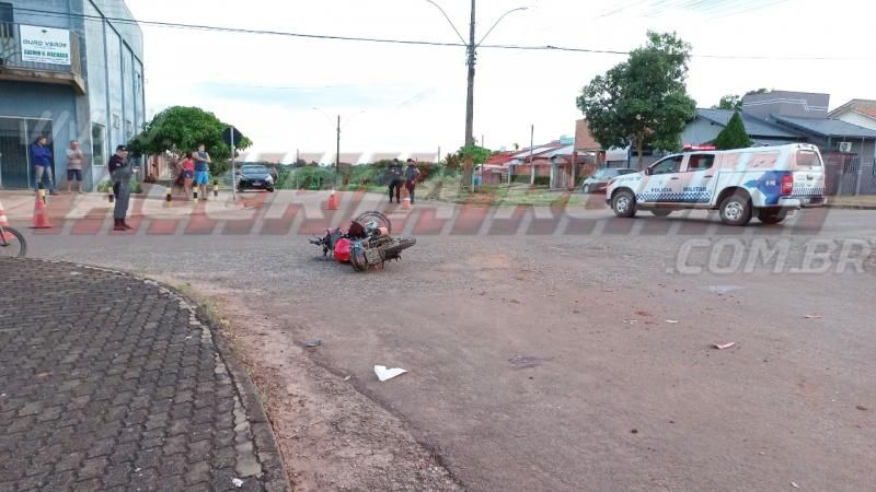 Motociclista é socorrido após bater em caminhão que avançou a via em Rolim de Moura - Vídeo Motociclista é socorrido após bater em caminhão que avançou a via em Rolim de Moura - Vídeo