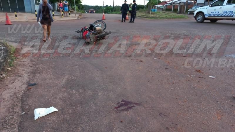 Motociclista é socorrido após bater em caminhão que avançou a via em Rolim de Moura - Vídeo Motociclista é socorrido após bater em caminhão que avançou a via em Rolim de Moura - Vídeo
