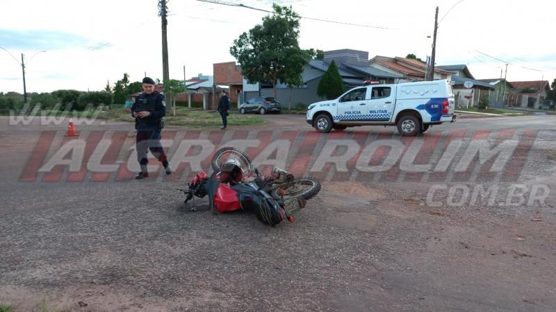 Motociclista é socorrido após bater em caminhão que avançou a via em Rolim de Moura - Vídeo Motociclista é socorrido após bater em caminhão que avançou a via em Rolim de Moura - Vídeo