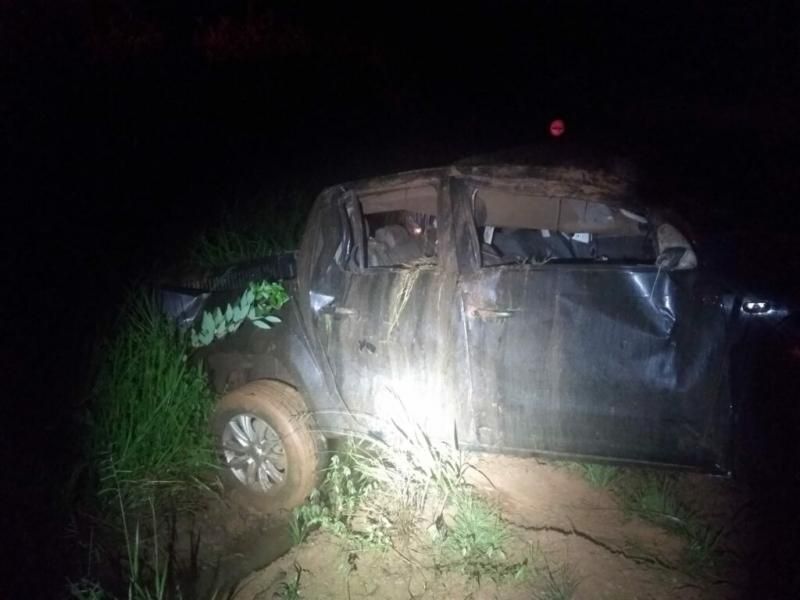 Motorista capota veículo ao desviar de ciclista na RO-010 em Pimenta Bueno Motorista capota veículo ao desviar de ciclista na RO-010 em Pimenta Bueno