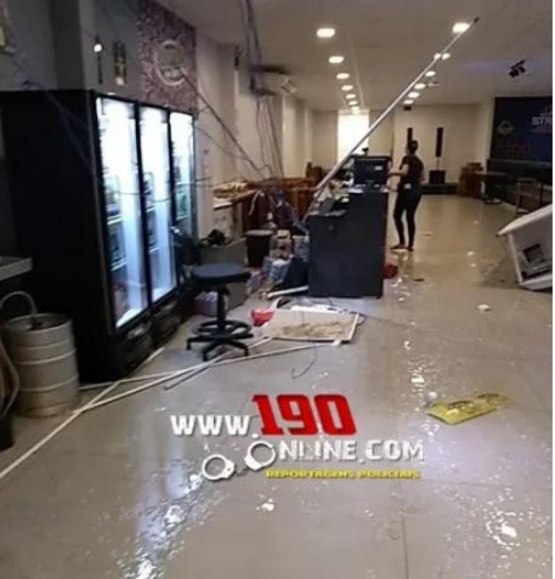 Motorista confunde pedais de caminhonete automática e invade estabelecimento comercial em Alta Floresta Motorista confunde pedais de caminhonete automática e invade estabelecimento comercial em Alta Floresta