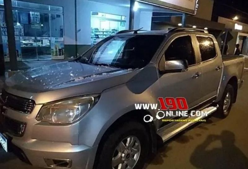 Motorista confunde pedais de caminhonete automática e invade estabelecimento comercial em Alta Floresta Motorista confunde pedais de caminhonete automática e invade estabelecimento comercial em Alta Floresta