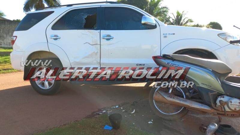 Ocupantes de Biz ficaram feridas após atingirem lateral de camioneta nesta manhã em Rolim de Moura – Vídeo Ocupantes de Biz ficaram feridas após atingirem lateral de camioneta nesta manhã em Rolim de Moura – Vídeo