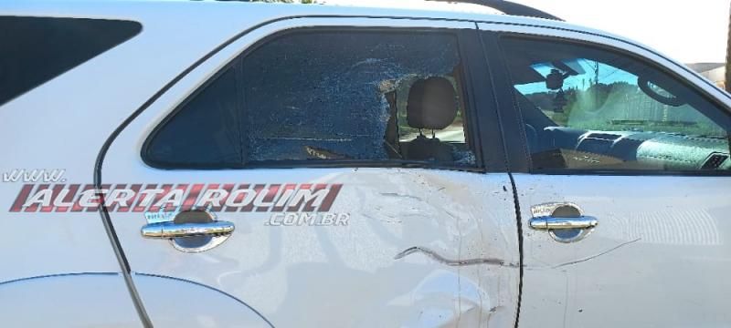 Ocupantes de Biz ficaram feridas após atingirem lateral de camioneta nesta manhã em Rolim de Moura – Vídeo Ocupantes de Biz ficaram feridas após atingirem lateral de camioneta nesta manhã em Rolim de Moura – Vídeo