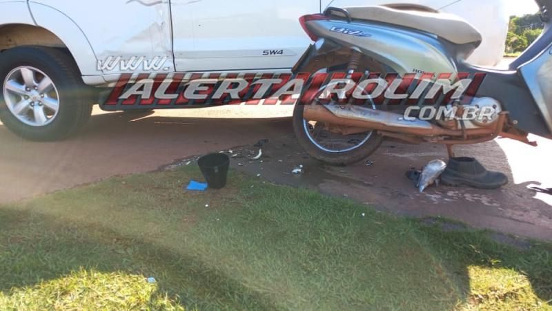 Ocupantes de Biz ficaram feridas após atingirem lateral de camioneta nesta manhã em Rolim de Moura – Vídeo Ocupantes de Biz ficaram feridas após atingirem lateral de camioneta nesta manhã em Rolim de Moura – Vídeo