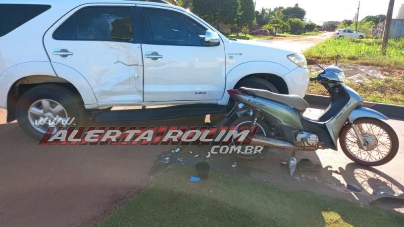 Ocupantes de Biz ficaram feridas após atingirem lateral de camioneta nesta manhã em Rolim de Moura – Vídeo Ocupantes de Biz ficaram feridas após atingirem lateral de camioneta nesta manhã em Rolim de Moura – Vídeo