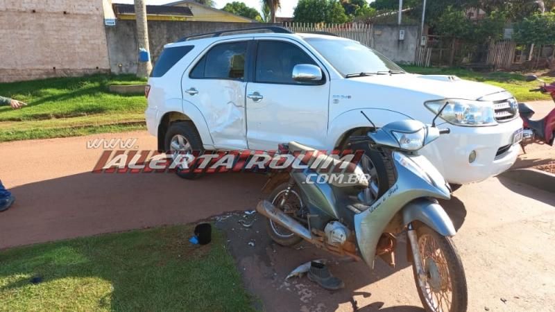 Ocupantes de Biz ficaram feridas após atingirem lateral de camioneta nesta manhã em Rolim de Moura – Vídeo Ocupantes de Biz ficaram feridas após atingirem lateral de camioneta nesta manhã em Rolim de Moura – Vídeo
