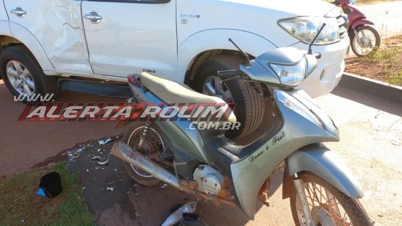 Ocupantes de Biz ficaram feridas após atingirem lateral de camioneta nesta manhã em Rolim de Moura – Vídeo Ocupantes de Biz ficaram feridas após atingirem lateral de camioneta nesta manhã em Rolim de Moura – Vídeo
