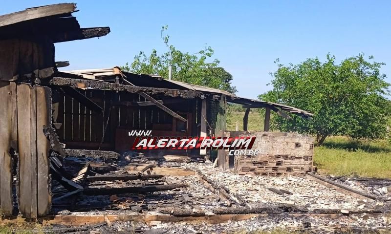 URGENTE - Sem-terra armados invadem fazenda, ameaçam proprietário, destroem casas, veículos e benfeitorias de uma fazenda na zona rural de Nova Brasilândia/RO - Fotos URGENTE - Sem-terra armados invadem fazenda, ameaçam proprietário, destroem casas, veículos e benfeitorias de uma fazenda na zona rural de Nova Brasilândia/RO - Fotos