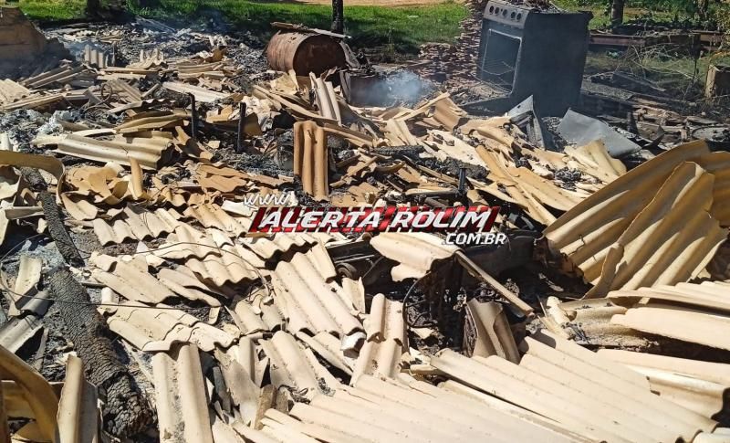 URGENTE - Sem-terra armados invadem fazenda, ameaçam proprietário, destroem casas, veículos e benfeitorias de uma fazenda na zona rural de Nova Brasilândia/RO - Fotos URGENTE - Sem-terra armados invadem fazenda, ameaçam proprietário, destroem casas, veículos e benfeitorias de uma fazenda na zona rural de Nova Brasilândia/RO - Fotos