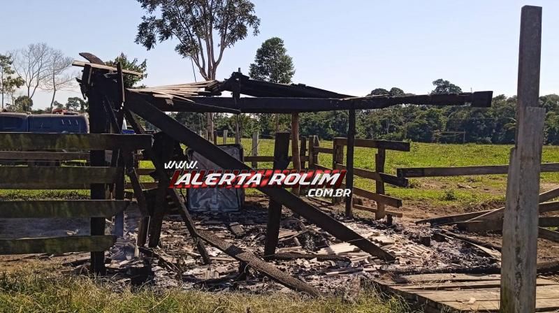 URGENTE - Sem-terra armados invadem fazenda, ameaçam proprietário, destroem casas, veículos e benfeitorias de uma fazenda na zona rural de Nova Brasilândia/RO - Fotos URGENTE - Sem-terra armados invadem fazenda, ameaçam proprietário, destroem casas, veículos e benfeitorias de uma fazenda na zona rural de Nova Brasilândia/RO - Fotos