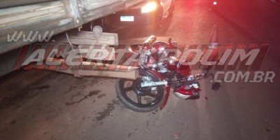Motociclista é socorrido após bater na traseira de caminhão estacionado em Rolim de Moura