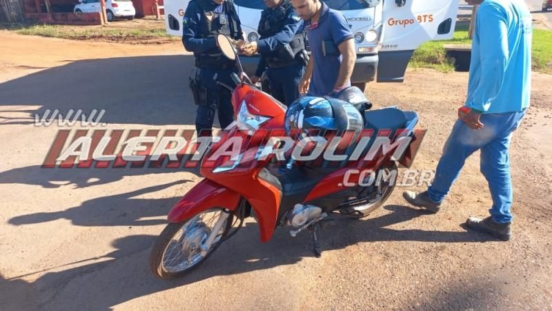Acidente de trânsito envolvendo caminhão e Biz deixou uma pessoa ferida em Rolim de Moura Acidente de trânsito envolvendo caminhão e Biz deixou uma pessoa ferida em Rolim de Moura