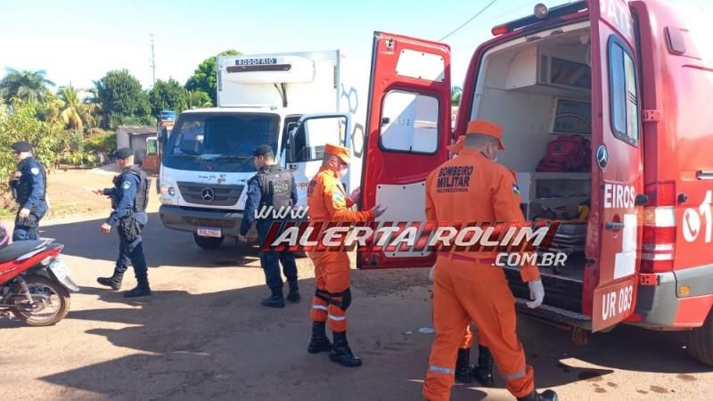 Acidente de trânsito envolvendo caminhão e Biz deixou uma pessoa ferida em Rolim de Moura Acidente de trânsito envolvendo caminhão e Biz deixou uma pessoa ferida em Rolim de Moura