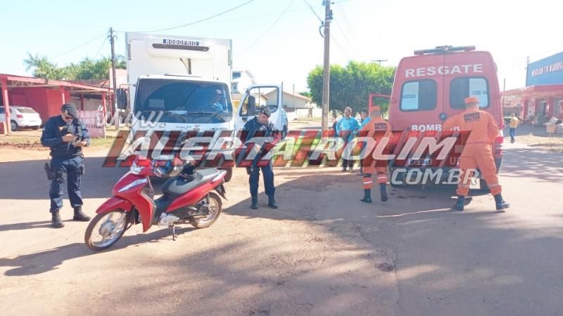Acidente de trânsito envolvendo caminhão e Biz deixou uma pessoa ferida em Rolim de Moura Acidente de trânsito envolvendo caminhão e Biz deixou uma pessoa ferida em Rolim de Moura