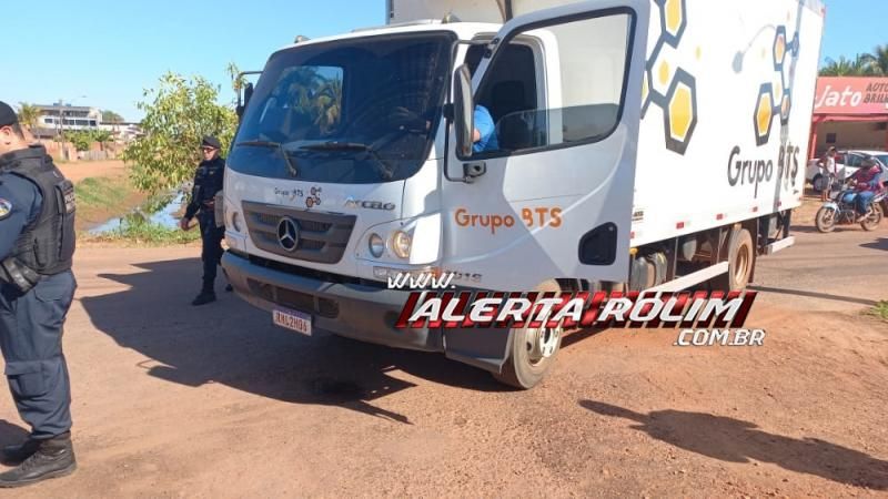 Acidente de trânsito envolvendo caminhão e Biz deixou uma pessoa ferida em Rolim de Moura Acidente de trânsito envolvendo caminhão e Biz deixou uma pessoa ferida em Rolim de Moura
