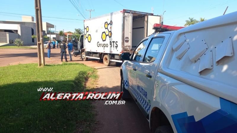 Acidente de trânsito envolvendo caminhão e Biz deixou uma pessoa ferida em Rolim de Moura Acidente de trânsito envolvendo caminhão e Biz deixou uma pessoa ferida em Rolim de Moura