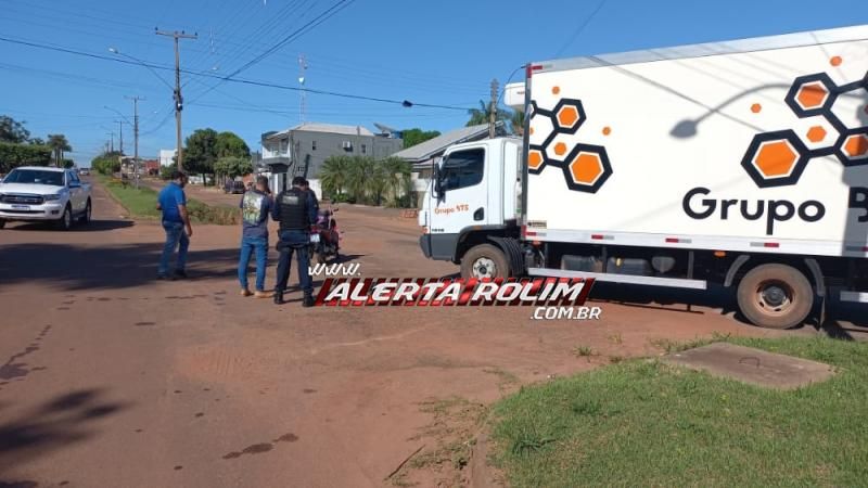 Acidente de trânsito envolvendo caminhão e Biz deixou uma pessoa ferida em Rolim de Moura Acidente de trânsito envolvendo caminhão e Biz deixou uma pessoa ferida em Rolim de Moura