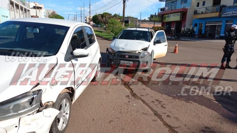Acidente de trânsito envolvendo dois carros foi registrado nesta tarde em Rolim de Moura Acidente de trânsito envolvendo dois carros foi registrado nesta tarde em Rolim de Moura