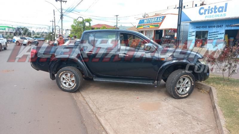 Adolescente bateu moto na traseira de caminhonete após condutor sair de estacionamento no Centro de Rolim de Moura Adolescente bateu moto na traseira de caminhonete após condutor sair de estacionamento no Centro de Rolim de Moura
