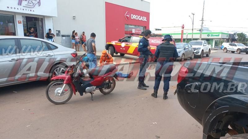 Adolescente bateu moto na traseira de caminhonete após condutor sair de estacionamento no Centro de Rolim de Moura 