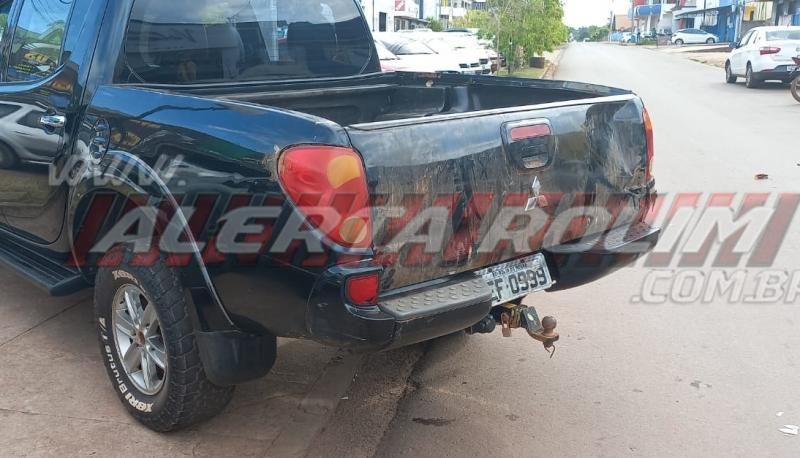 Adolescente bateu moto na traseira de caminhonete após condutor sair de estacionamento no Centro de Rolim de Moura Adolescente bateu moto na traseira de caminhonete após condutor sair de estacionamento no Centro de Rolim de Moura
