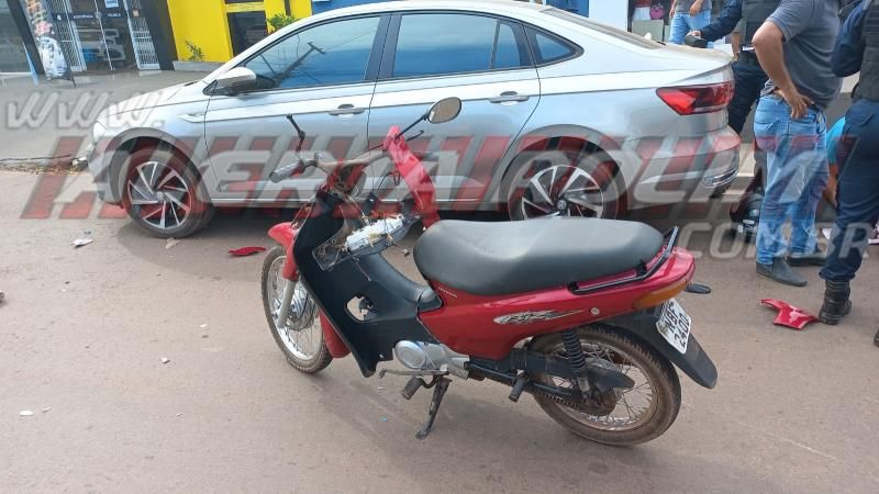 Adolescente bateu moto na traseira de caminhonete após condutor sair de estacionamento no Centro de Rolim de Moura Adolescente bateu moto na traseira de caminhonete após condutor sair de estacionamento no Centro de Rolim de Moura
