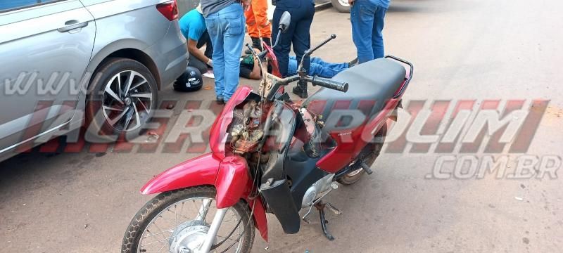 Adolescente bateu moto na traseira de caminhonete após condutor sair de estacionamento no Centro de Rolim de Moura Adolescente bateu moto na traseira de caminhonete após condutor sair de estacionamento no Centro de Rolim de Moura