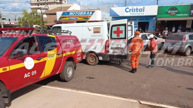 Adolescente bateu moto na traseira de caminhonete após condutor sair de estacionamento no Centro de Rolim de Moura Adolescente bateu moto na traseira de caminhonete após condutor sair de estacionamento no Centro de Rolim de Moura