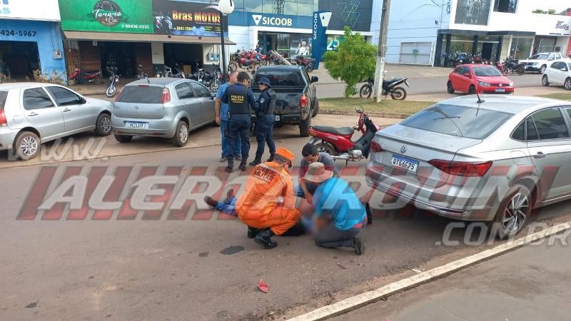 Adolescente bateu moto na traseira de caminhonete após condutor sair de estacionamento no Centro de Rolim de Moura 