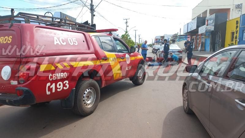 Adolescente bateu moto na traseira de caminhonete após condutor sair de estacionamento no Centro de Rolim de Moura Adolescente bateu moto na traseira de caminhonete após condutor sair de estacionamento no Centro de Rolim de Moura