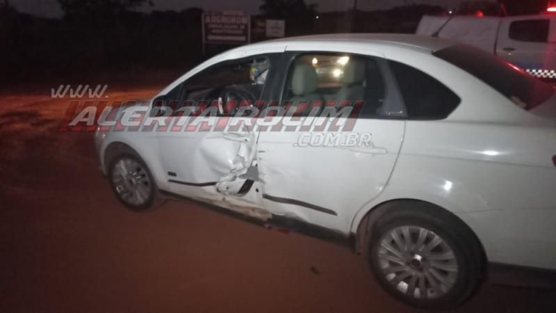 Adolescente foi socorrido após bater moto em lateral de carro na RO 010 em Rolim de Moura Adolescente foi socorrido após bater moto em lateral de carro na RO 010 em Rolim de Moura