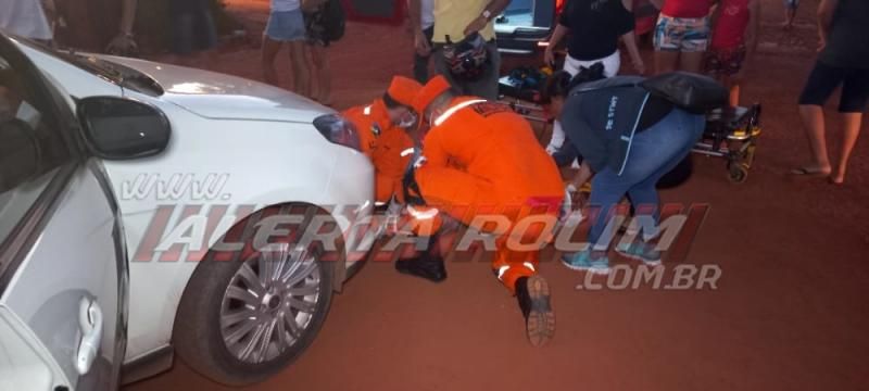 Adolescente foi socorrido após bater moto em lateral de carro na RO 010 em Rolim de Moura Adolescente foi socorrido após bater moto em lateral de carro na RO 010 em Rolim de Moura