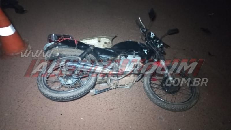Adolescente foi socorrido após bater moto em lateral de carro na RO 010 em Rolim de Moura Adolescente foi socorrido após bater moto em lateral de carro na RO 010 em Rolim de Moura