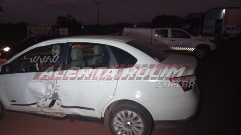 Adolescente foi socorrido após bater moto em lateral de carro na RO 010 em Rolim de Moura Adolescente foi socorrido após bater moto em lateral de carro na RO 010 em Rolim de Moura