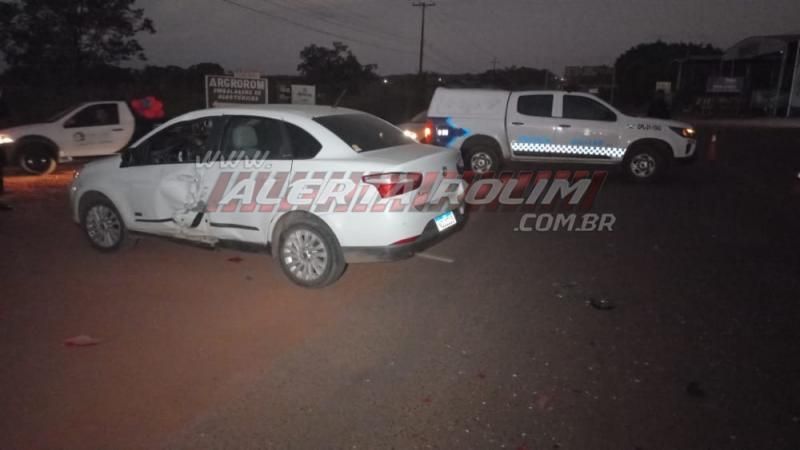 Adolescente foi socorrido após bater moto em lateral de carro na RO 010 em Rolim de Moura Adolescente foi socorrido após bater moto em lateral de carro na RO 010 em Rolim de Moura