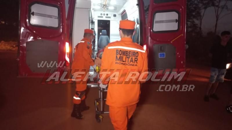 Adolescente foi socorrido após bater moto em lateral de carro na RO 010 em Rolim de Moura Adolescente foi socorrido após bater moto em lateral de carro na RO 010 em Rolim de Moura