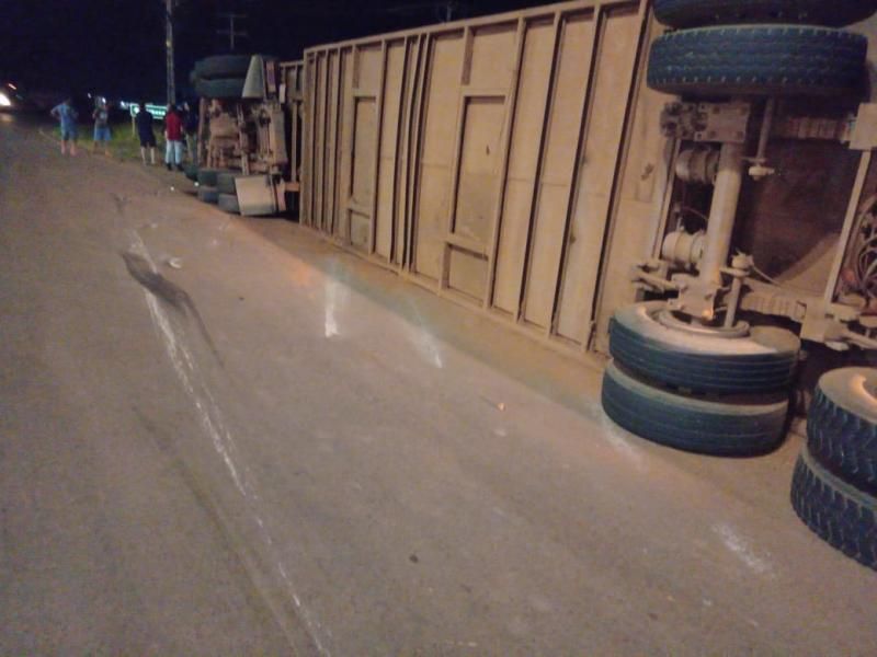 Carreta carregada de bezerros tomba na BR 364, em Cacoal Carreta carregada de bezerros tomba na BR 364, em Cacoal