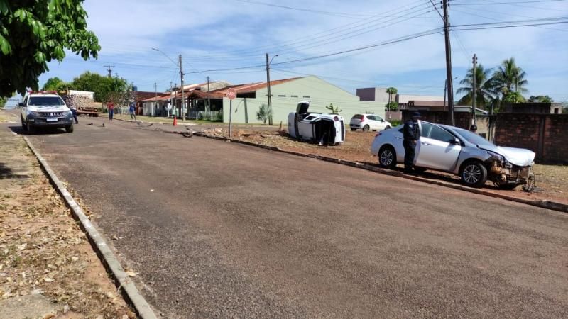 Carro tomba após colisão em cruzamento no centro de Pimenta Bueno Carro tomba após colisão em cruzamento no centro de Pimenta Bueno