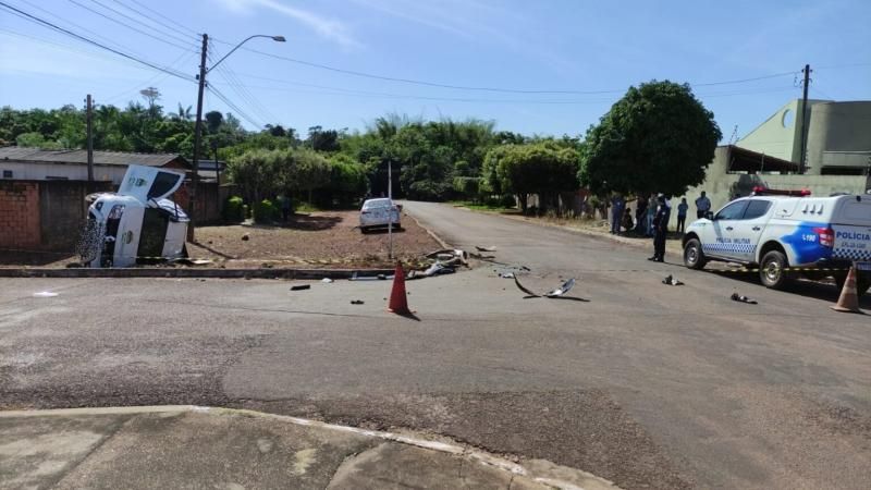 Carro tomba após colisão em cruzamento no centro de Pimenta Bueno Carro tomba após colisão em cruzamento no centro de Pimenta Bueno