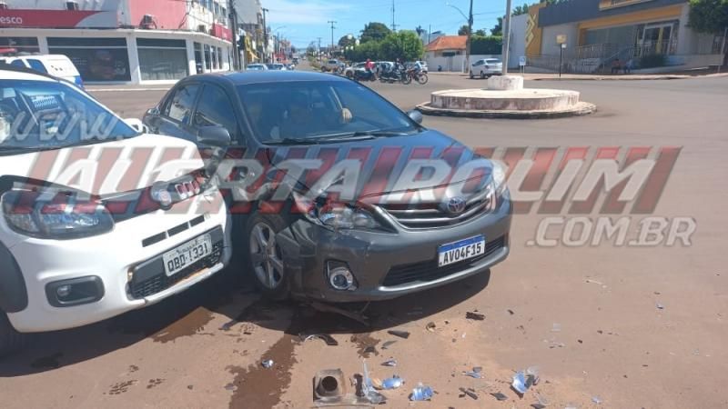 Colisão entre dois carros foi registrada no Centro de Rolim de Moura Colisão entre dois carros foi registrada no Centro de Rolim de Moura