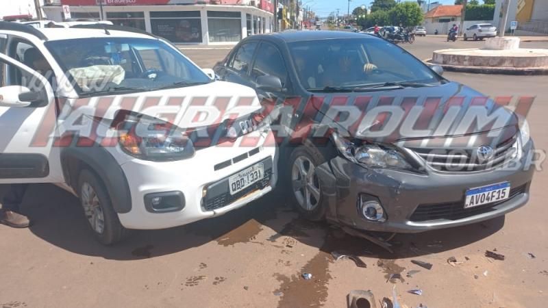 Colisão entre dois carros foi registrada no Centro de Rolim de Moura Colisão entre dois carros foi registrada no Centro de Rolim de Moura