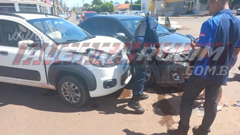 Colisão entre dois carros foi registrada no Centro de Rolim de Moura Colisão entre dois carros foi registrada no Centro de Rolim de Moura