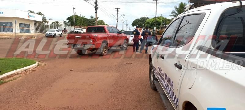 Colisão entre dois carros resultou em danos materiais nesta tarde em Rolim de Moura Colisão entre dois carros resultou em danos materiais nesta tarde em Rolim de Moura