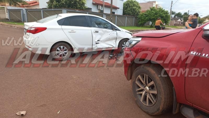 Colisão entre dois carros resultou em danos materiais nesta tarde em Rolim de Moura Colisão entre dois carros resultou em danos materiais nesta tarde em Rolim de Moura