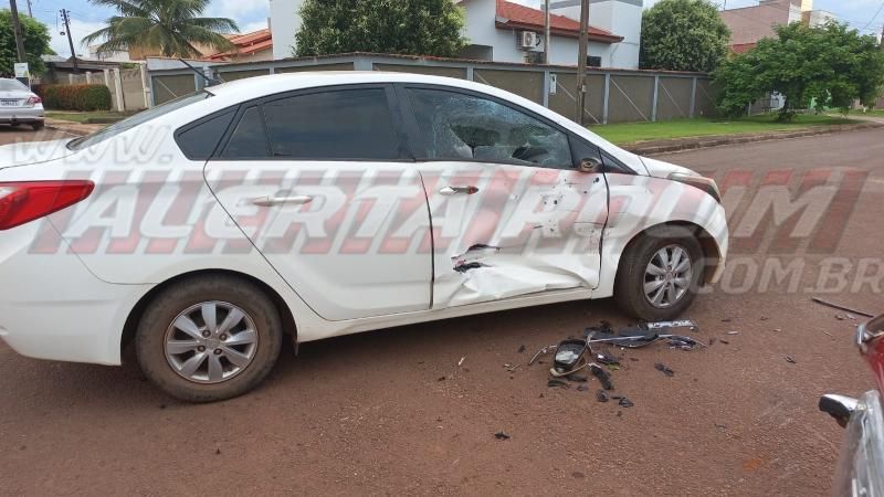 Colisão entre dois carros resultou em danos materiais nesta tarde em Rolim de Moura Colisão entre dois carros resultou em danos materiais nesta tarde em Rolim de Moura
