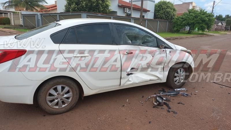 Colisão entre dois carros resultou em danos materiais nesta tarde em Rolim de Moura Colisão entre dois carros resultou em danos materiais nesta tarde em Rolim de Moura
