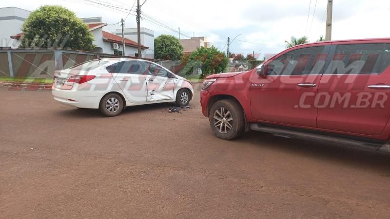 Colisão entre dois carros resultou em danos materiais nesta tarde em Rolim de Moura Colisão entre dois carros resultou em danos materiais nesta tarde em Rolim de Moura