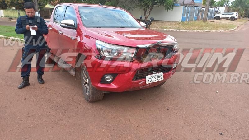 Colisão entre dois carros resultou em danos materiais nesta tarde em Rolim de Moura Colisão entre dois carros resultou em danos materiais nesta tarde em Rolim de Moura