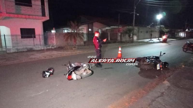 Colisão frontal entre duas motos na Avenida São Paulo deixou três feridos nesta noite em Rolim de Moura Colisão frontal entre duas motos na Avenida São Paulo deixou três feridos nesta noite em Rolim de Moura